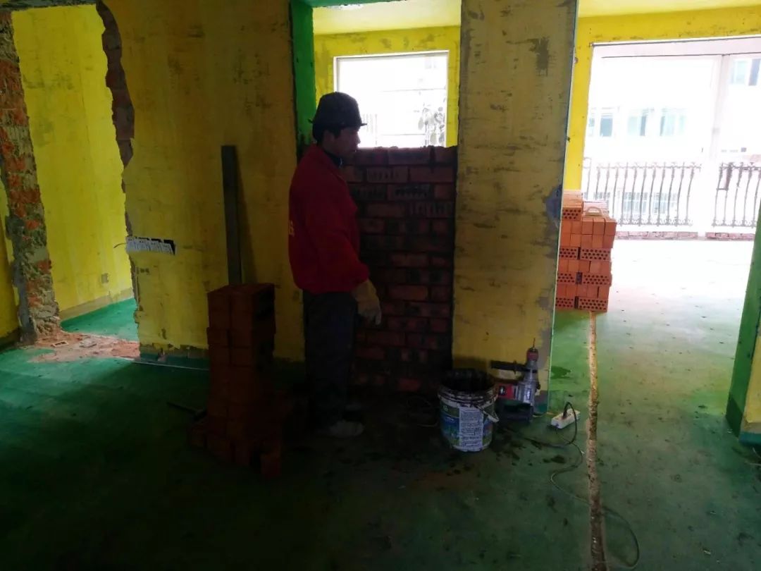 南京龍?bào)椿ㄔ?0㎡現(xiàn)代輕奢--老房升級改造，變身時尚精致家！24拆砌工程