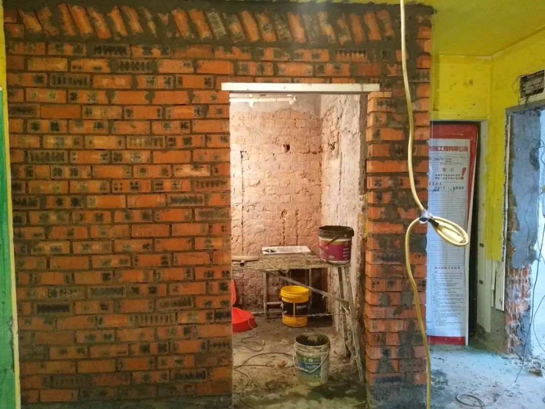 南京龍?bào)椿ㄔ?0㎡現(xiàn)代輕奢--老房升級改造，變身時尚精致家！25拆砌工程