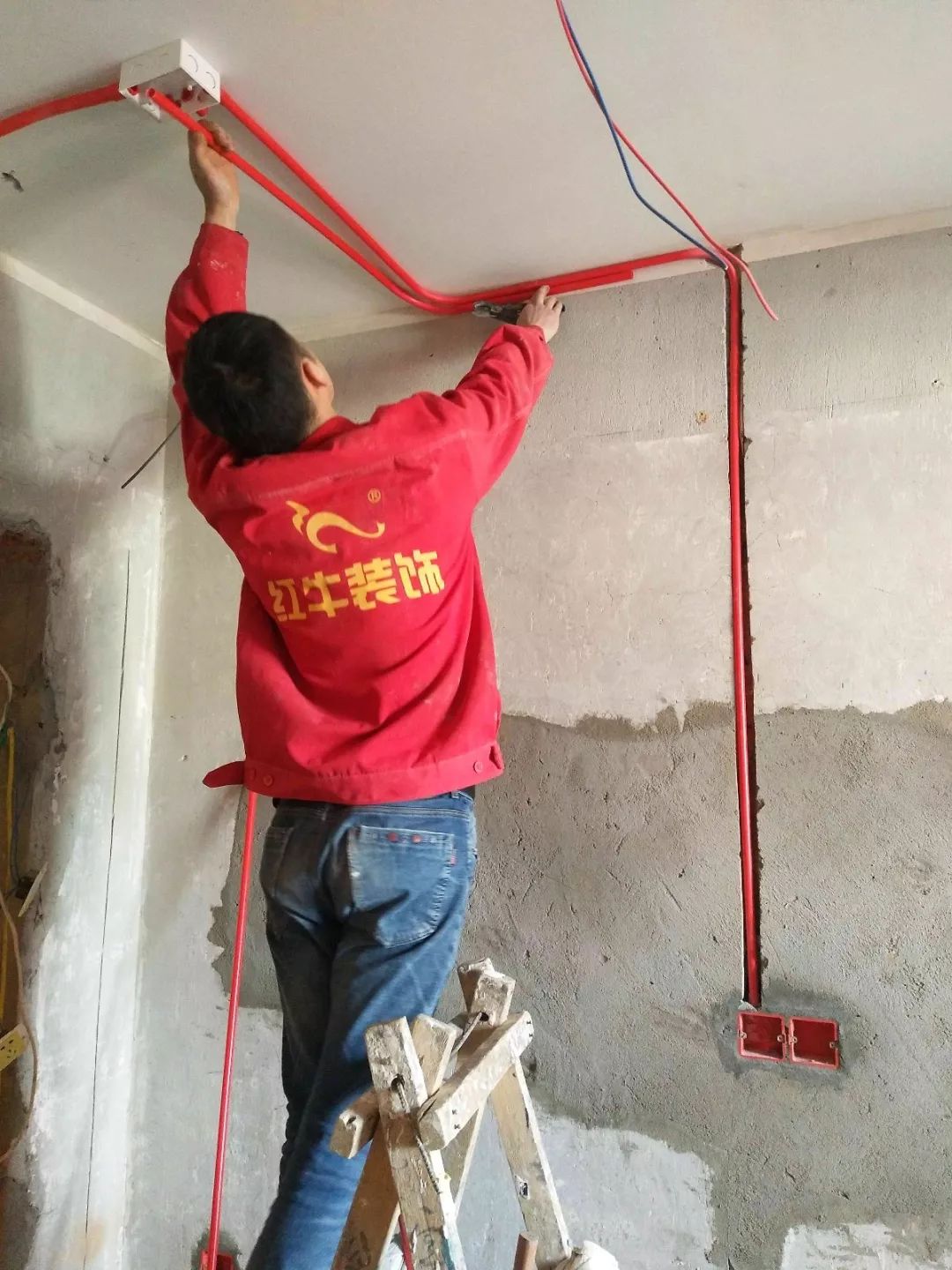 南京龍?bào)椿ㄔ?0㎡現(xiàn)代輕奢--老房升級改造，變身時尚精致家！26水電施工