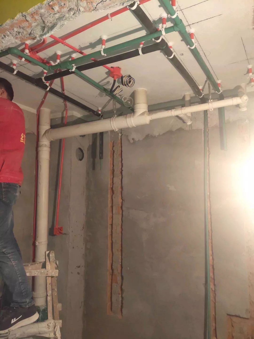 南京龍?bào)椿ㄔ?0㎡現(xiàn)代輕奢--老房升級改造，變身時尚精致家！28水電施工