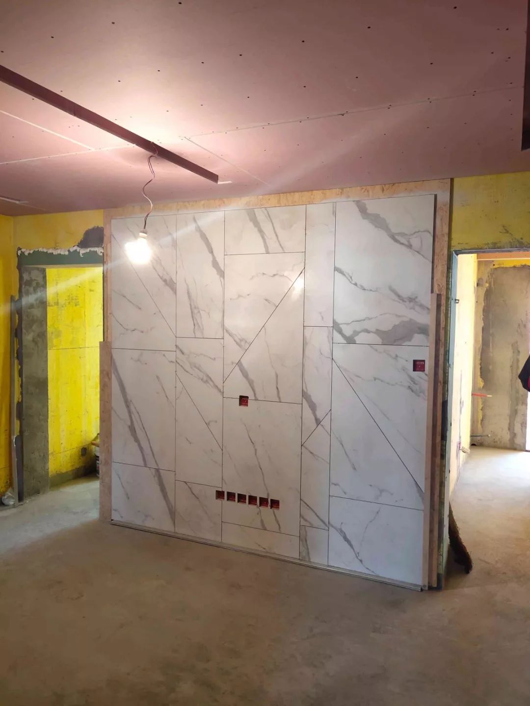 南京龍?bào)椿ㄔ?0㎡現(xiàn)代輕奢--老房升級改造，變身時尚精致家！33瓦木施工