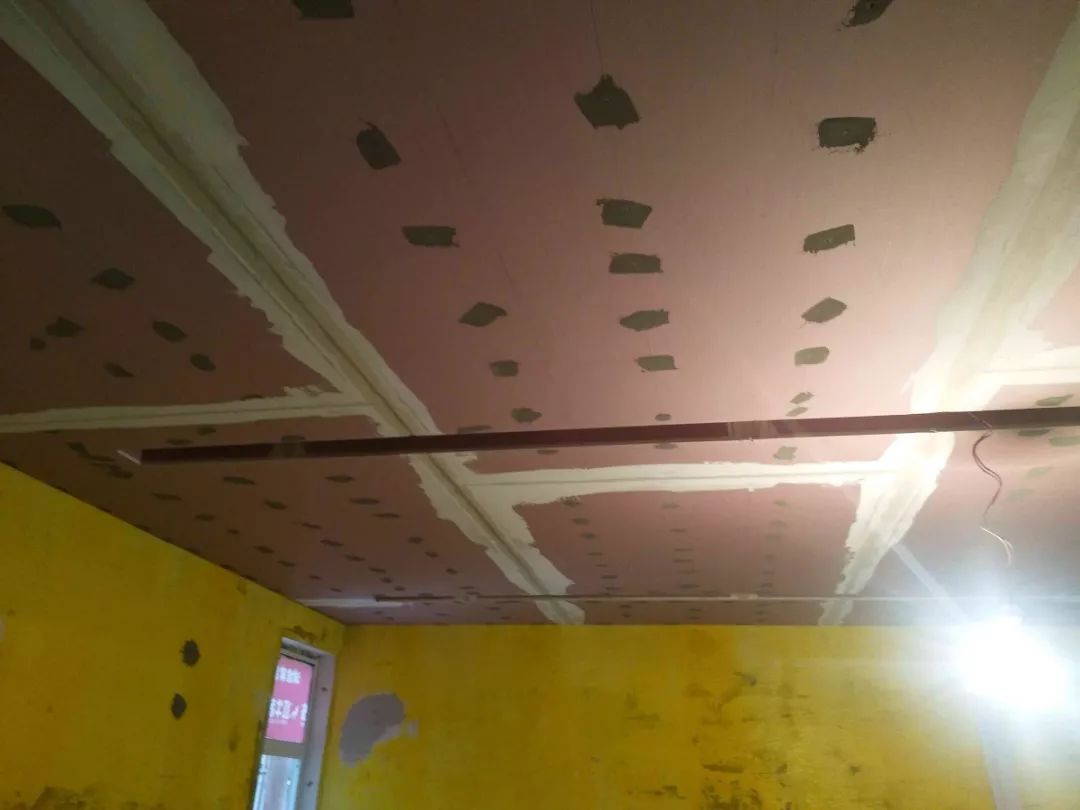 南京龍?bào)椿ㄔ?0㎡現(xiàn)代輕奢--老房升級改造，變身時尚精致家！35油漆施工