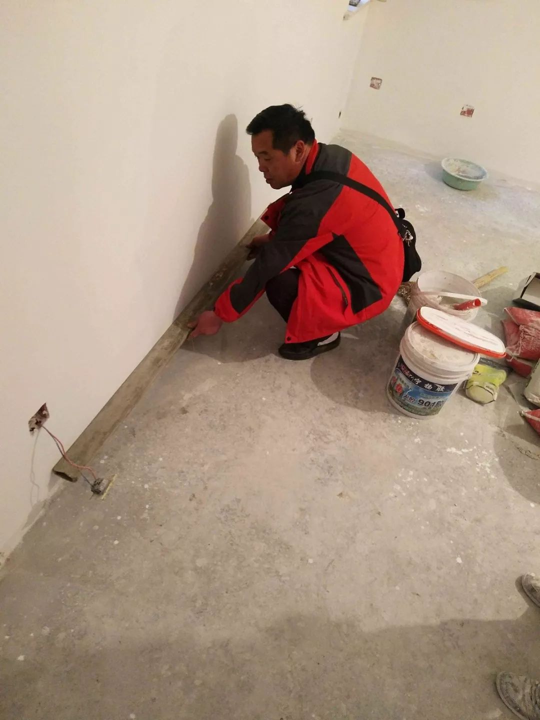 南京龍?bào)椿ㄔ?0㎡現(xiàn)代輕奢--老房升級改造，變身時尚精致家！37油漆施工