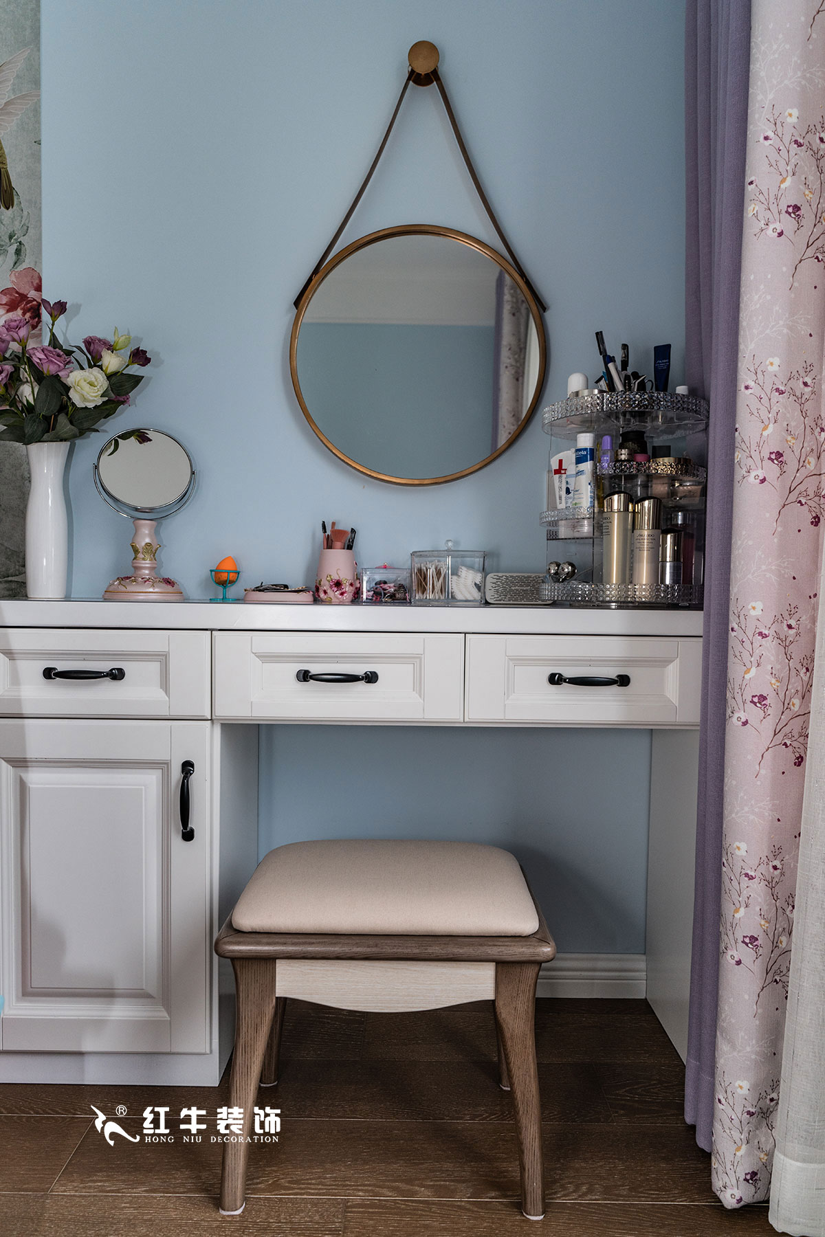 +logo_魏明花_華府國(guó)際-117㎡-簡(jiǎn)美風(fēng)格（3室2廳2衛(wèi)，全包16萬(wàn)）07主臥室梳妝臺(tái)_華府-29