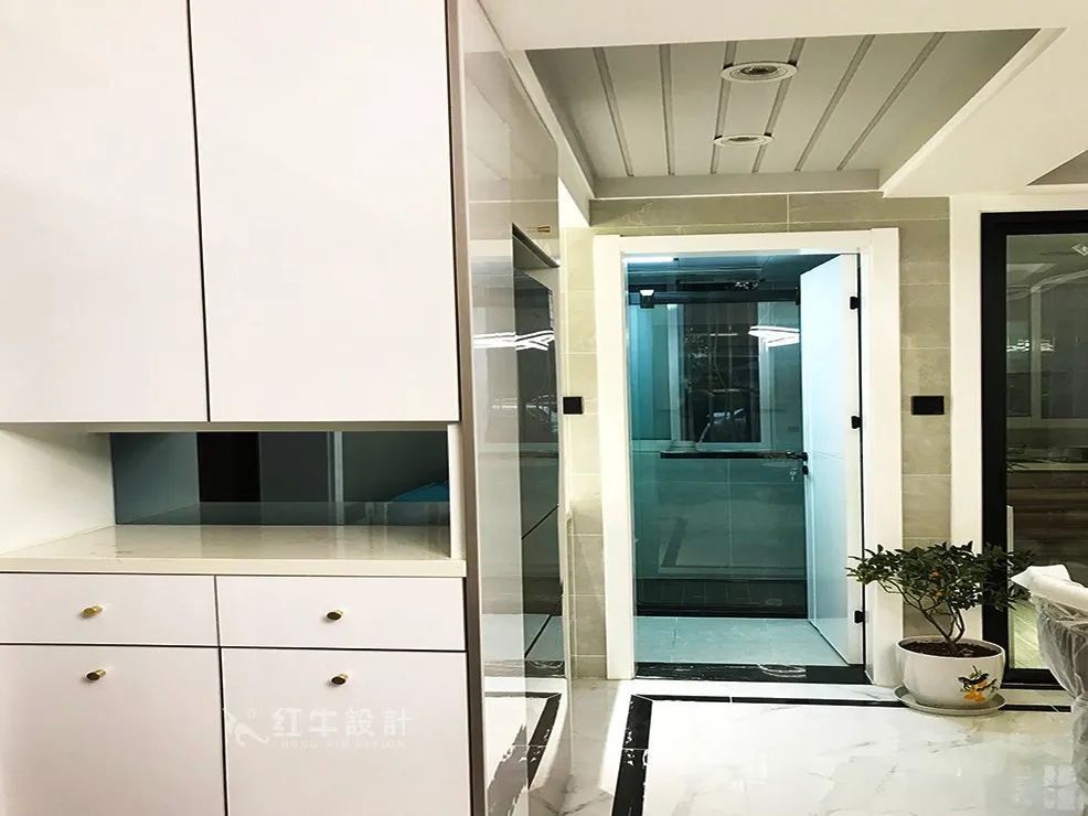 賈庭_景明佳苑75㎡現(xiàn)代簡(jiǎn)約--看小戶(hù)型如何擠出3間臥室06入戶(hù)